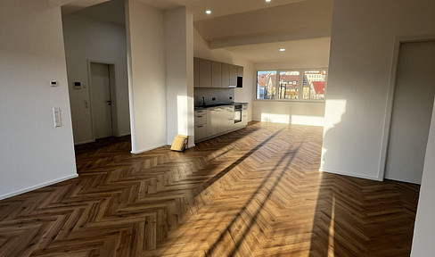 Erstbezug nach Neubau: 3 Zimmer, Balkon und zentrale Lage.