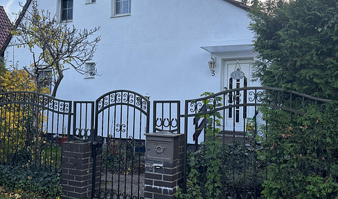 Großzügiges Einfamilienhaus (Mehrgenerationenhaus) in verkehrsberuhigter Seitenstraße
