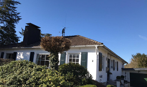 Great opportunity - move in & feel good! Large detached house with large garden and fireplace