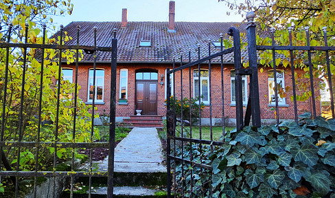 Großes Ein- bis Zweifamilienhaus