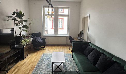 Schöne modernisierte Altbauwohnung mit Dielen und EBK, nähe Theater