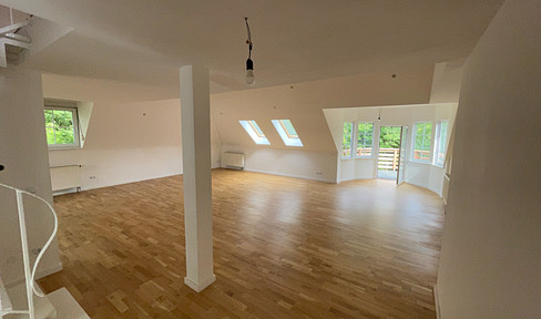 Light-flooded 4-room maisonette with gallery, balcony & forest view in Carlsberg