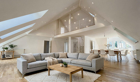 Light-flooded 4-room maisonette with gallery, balcony & forest view in Carlsberg