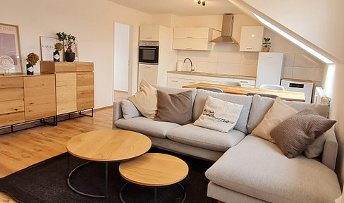 Erstbezug nach Sanierung – Exklusive, vollmöblierte Dachgeschosswohnung mit Dachterrasse & TG