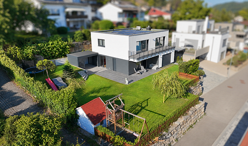 Modern family home with a view – close to schools, kindergartens, and shops, all within walking distance.