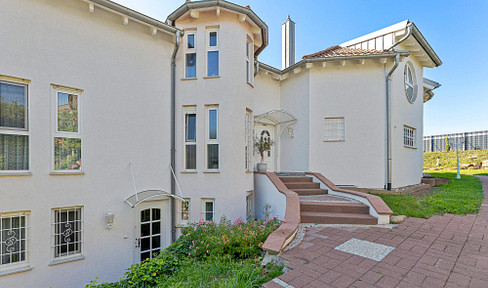 Großzügiges Wohnen & Arbeiten mit Stil - vielseitige Villa in Feldrandlage