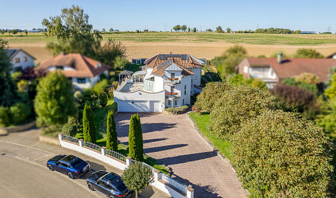 Close to the center & yet on the edge of the field - exclusive villa in Eppingen