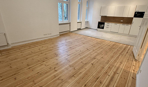 High-quality renovated 3-room apartment with balcony and fitted kitchen in Charlottenburg
