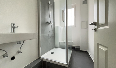 FREE OF PROVISION: High-quality renovated 2-room apartment with balcony in a central location