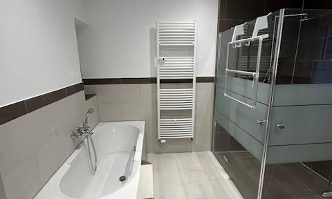 Wunderschön renovierte 2 Zimmer Wohnung 70m² inkl. EBK Gäste WC Luxusbad!