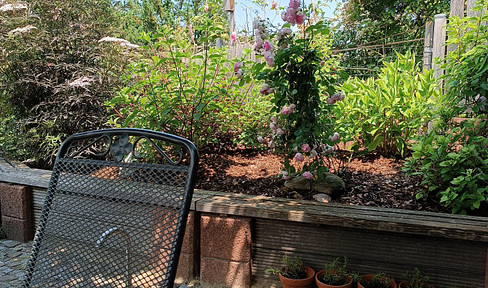 Family-friendly, quiet, and close to nature – well-maintained semi-detached house with a separate apartment.