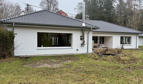 Exclusive bungalow in a unique location directly on the Danube with fishing jetty and castle view
