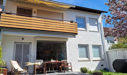 Von Privat: Stilvolle 3 Zi. Wohnung im 6.Fam.Haus in Bestlage, Garage, offener Kamin..