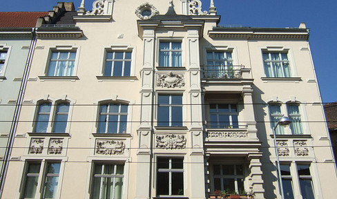 Stucco apartment - great layout - larch floorboards - double doors - marble bathroom