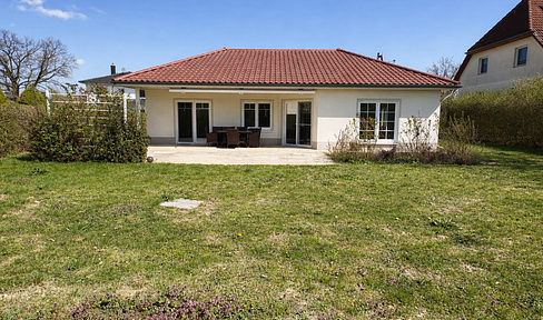 Commission-free – High-quality, accessible bungalow with a large plot of land in Klosterdorf.