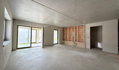 Brand new apartment for rent! 3-room apartment with a south-facing balcony, fitted kitchen, and elevator – located in Deggendorf-Mietraching.