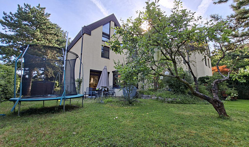 Spacious end terraced house with beautiful southwest-facing garden in Berlin-Lankwitz