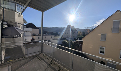 Newly renovated 3-room apartment with balcony, garage & two parking spaces - ready to move in immediately