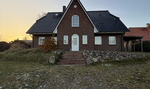 Detached house with terrace, garden, fireplace, sauna & EBK