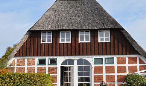 Listed living space under thatch: attic apartment with its own garden area