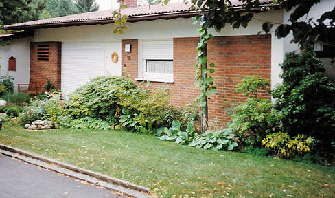 Detached single-family house with a large garden.