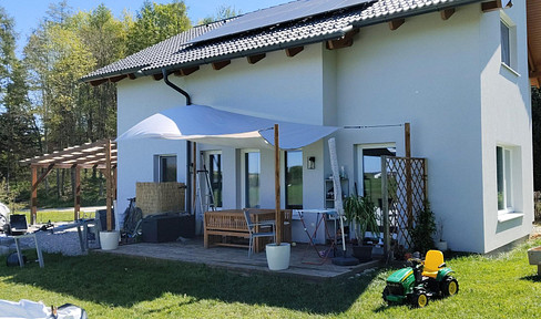 Modernes Einfamilienhaus mit Garten und Photovoltaik