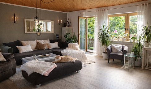 "Spacious 4.5-room maisonette with gallery, garden & balcony - house feeling in Henfenfeld"