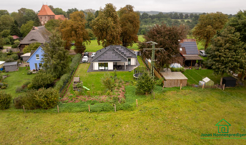 Modernes effizientes Einfamilienhaus mit Garten