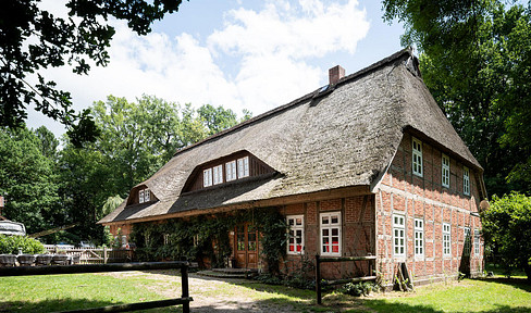 Idyllic thatched-roof rider's farm with guest rooms and apartments, versatile usage options