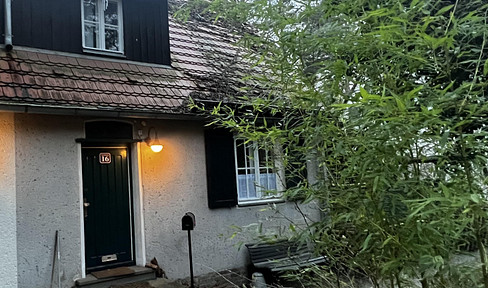 *Directly next to the forest, and no commission fees.* Cozy semi-detached house in the Krumme Lanke forest settlement.