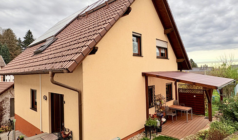 Well-kept prefabricated house in 2nd row, very well maintained, beautiful garden