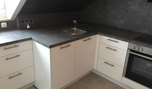 Helle 2-Zimmer DG-Wohnung mit Einbauküche und Balkon