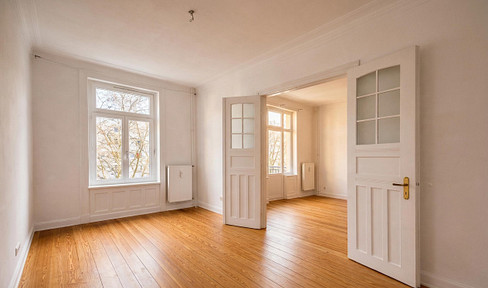 3 room old building Eimsbüttel, modernized, high ceilings, wooden floorboards, stucco, approx. 70sqm, vacant/ready to move in