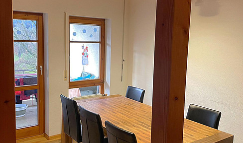 Quiet attic apartment directly next to Grüttpark – 2 parking spaces included.