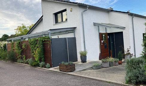 Schöne Architekten-DHH mit einzigartigem Wohnen