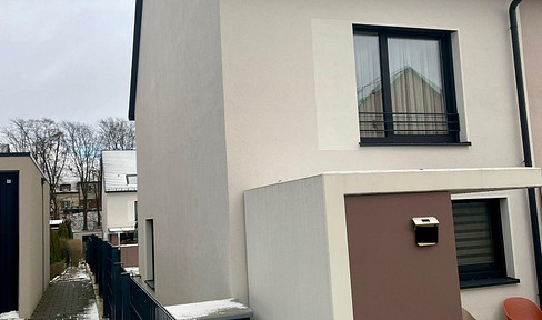 KFW 55 corner terraced house with spacious, well-kept plot. Perfect for families!