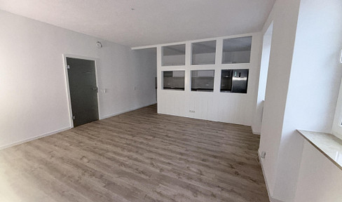 Frisch sanierte 2-Raum-Wohnung mit Einbauküche, Bad mit Wanne,  & Carport-Stellplatz