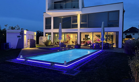 Designvilla mit Pool, Lift  und Glasarchitektur