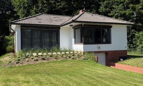 Free of commission from the owner: Renovated bungalow in park location on 702 m² end plot