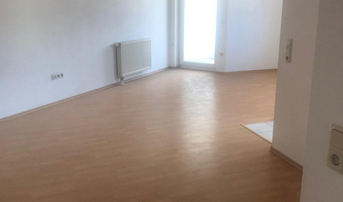 Barrierefreie, leerstehende 2,5 Zimmerwohnung mit Balkon und TG