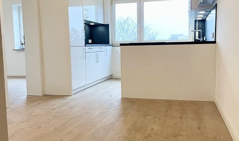 Available immediately: Newly renovated 3.5-room apartment with an open-plan kitchen, balcony, and parking space. Perfect for first occupancy.