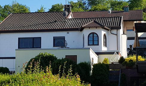 659,000 euros - 210 sqm living space - 480 sqm floor space - 8 rooms