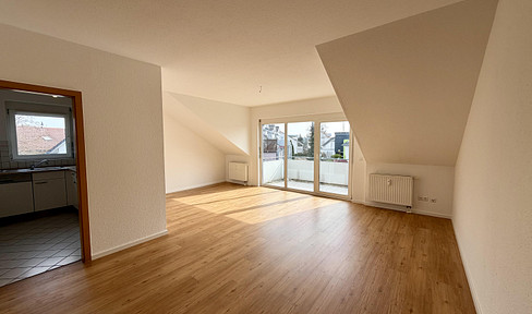 (Reserved) Newly renovated 2.5-room attic apartment with a balcony and 2 parking spaces – no commission fees.