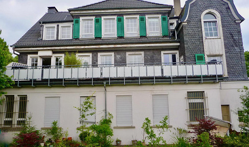 Quiet and spacious: duplex apartment with garden and parking space in Cronenberg