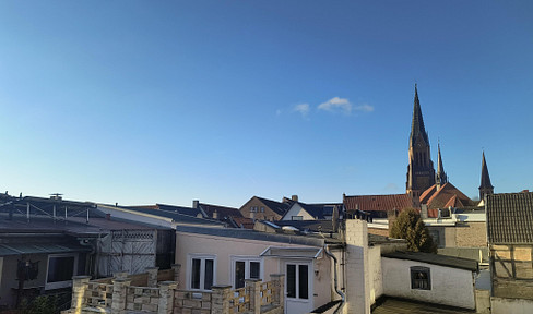 In the heart of the old town: 4 room apartment + balcony with private entrance, suitable for shared flats, renovated