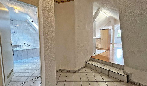 Cozy 3 rooms in the attic - optimal floor plan - incl. well-kept bathroom & EBK