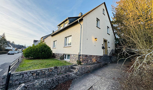 Detached single-family house with potential-central location, divisible into 2 units-commission-free