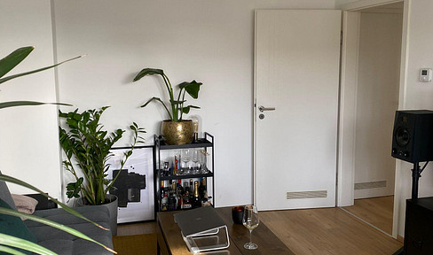 Light-flooded apartment with two balconies by the Volksgarten