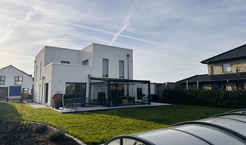 Exklusiv wohnen – moderne Stadtvilla mit Pool und Stil