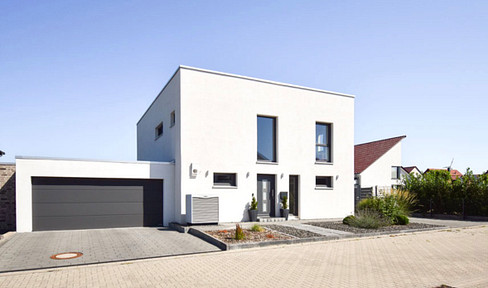Property with no ongoing fees: Modern city villa with a pool and stylish design.